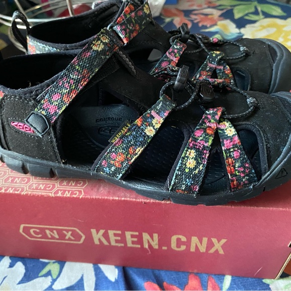 Keen Black Sandals with Multicolor Floral Straps - Picture 4 of 5